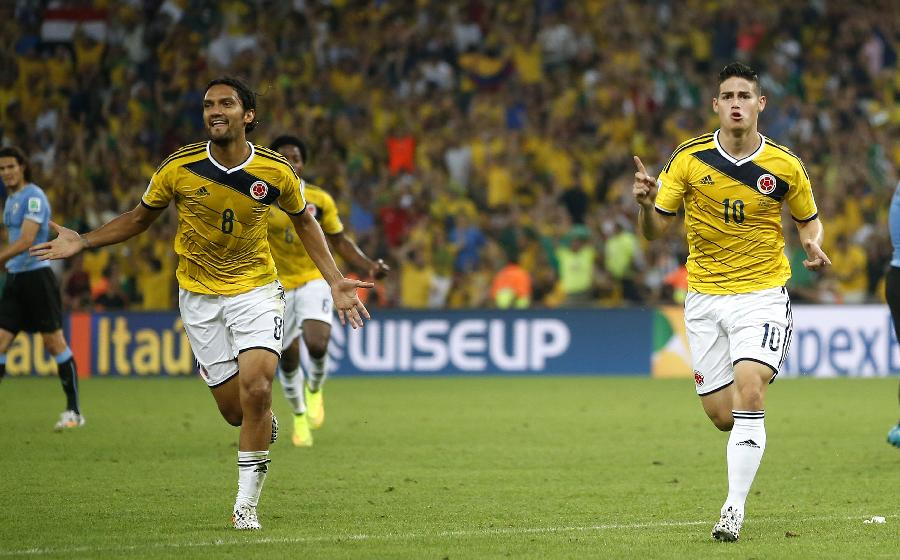 香港明星足球队燃情昆明 近万人合唱共忆流金岁月