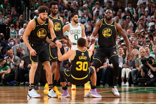 详解棒球规则中的捕手非法站位判定